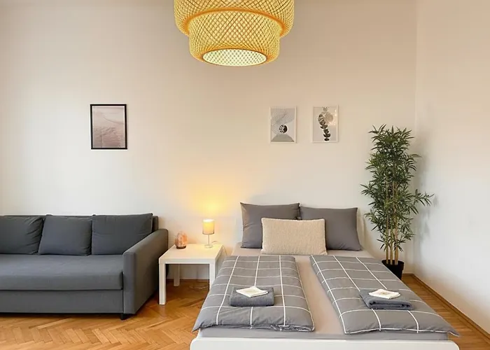 Апартаменти Bright & Cozy In Center 32