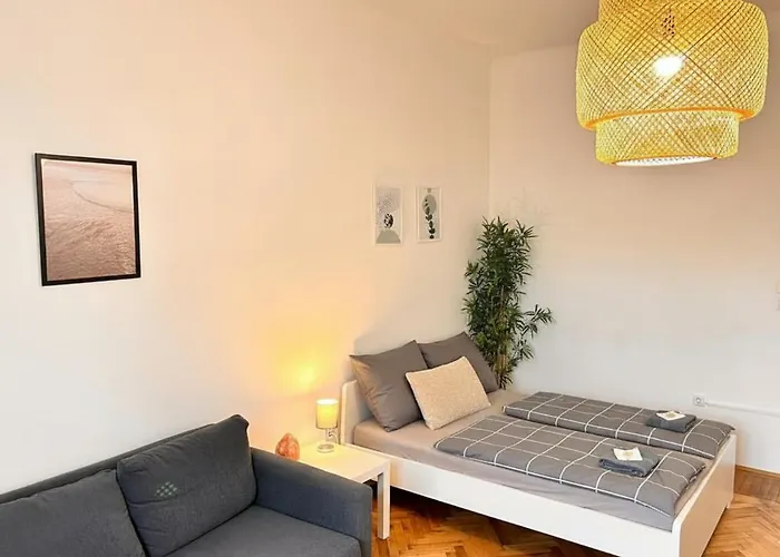 Bright & Cozy In Center 32