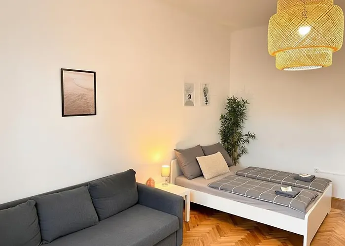 Апартаменти Bright & Cozy In Center 32 *